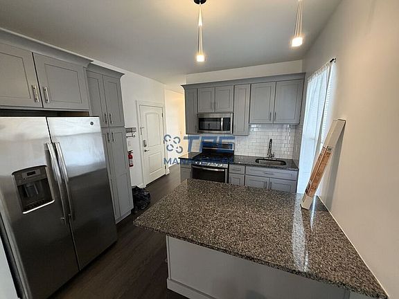 3rd image of 937-939 Pennington St #1R