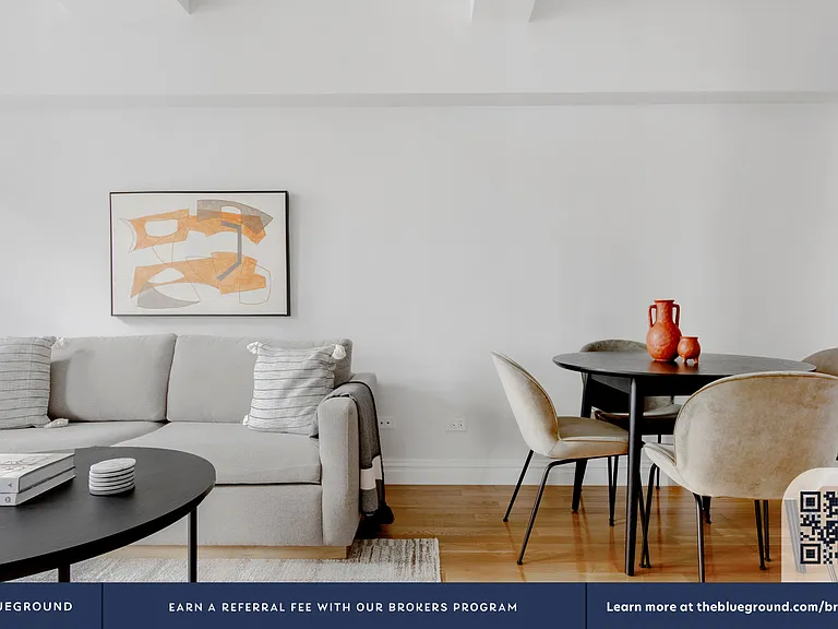 210 W 70th St #918 — Photo 4