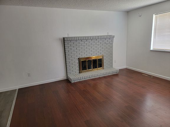 4th image of 7840 Roslyn St