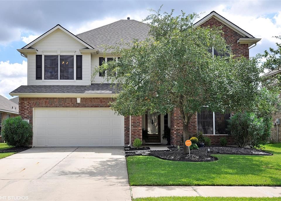 This well-maintained classic traditional is located on a quiet street and walking distance to great Inverness Estates recreation amenities. The subdivision's location offers a quick access to major commuting arteries via Grand Parkway.