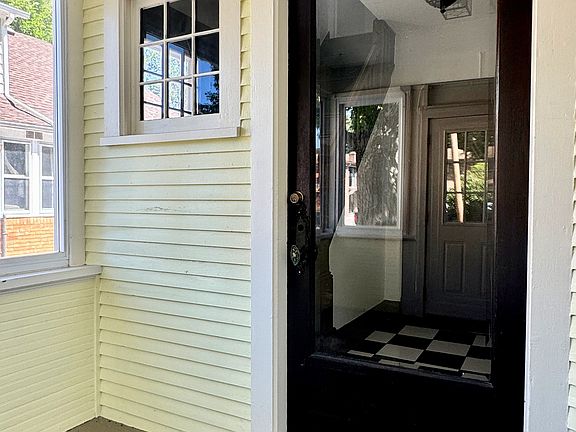 3rd image of 819 Batavia Ave #2