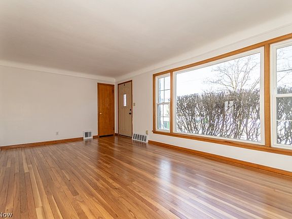 3rd image of 1677 Hawthorne Dr