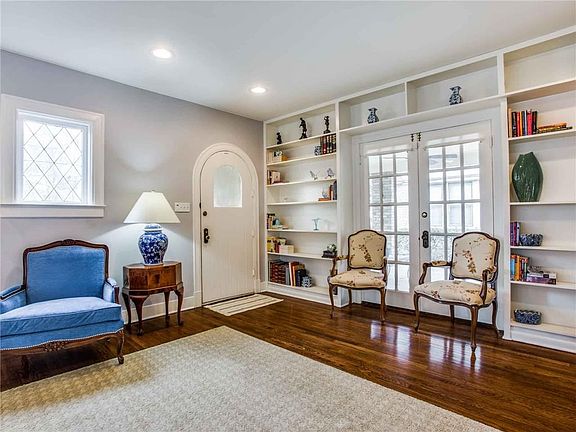 3rd image of 1115 N Winnetka Ave