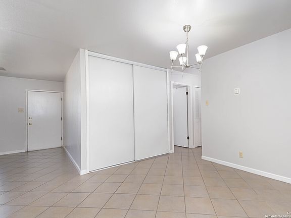 4th image of 4715 VILLAGE VIEW