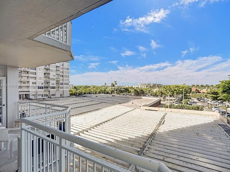 18051 Biscayne Blvd #304 — Photo 39