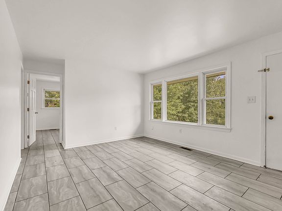5th image of 108 Turner St