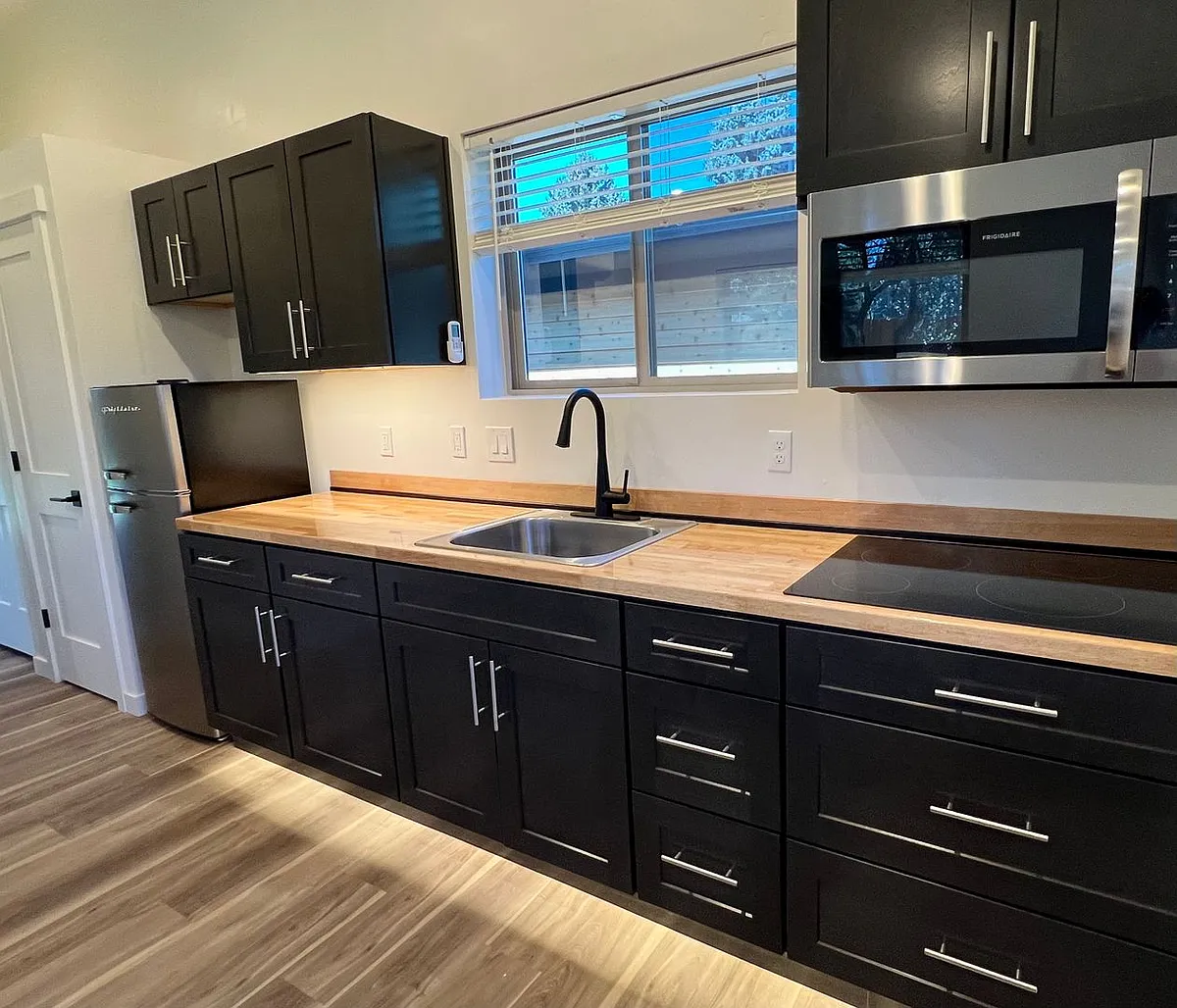 Building Photo - 2014-2016 SW Reindeer Ave #2018
