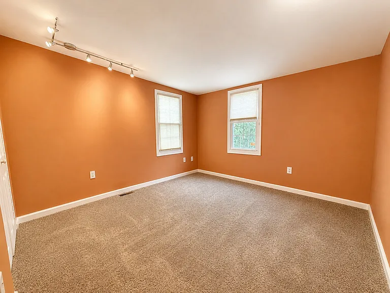 1811 Montrose St — Photo 15