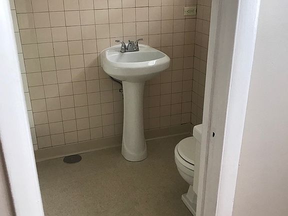 4th image of 14546 Des Plaines St