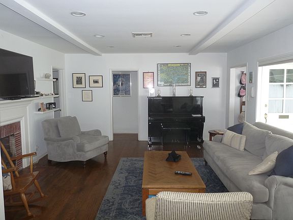 3rd image of 13116 Chandler Blvd