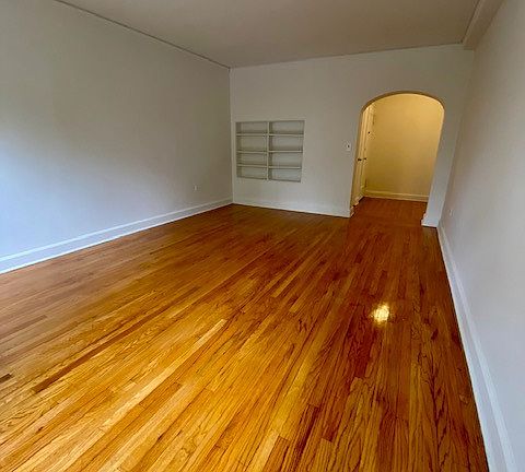 5th image of 1 Larchmont Ave #B