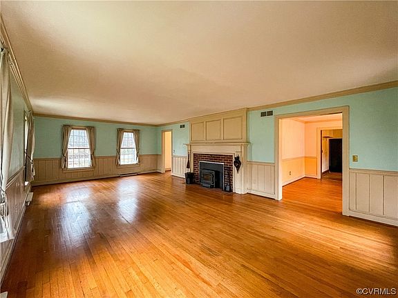 5th image of 401 Durant St