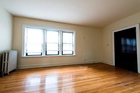 1514 W 77th Apartments Living Room