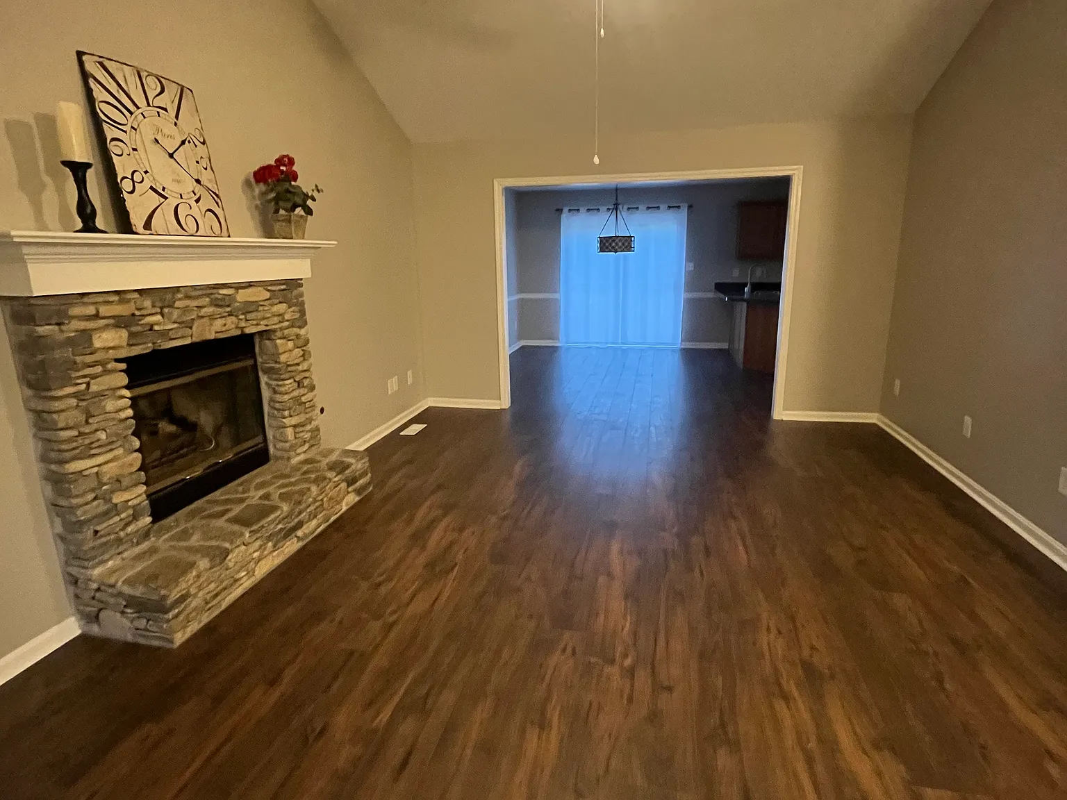 3 bed, 1886 sqft, $2,200 — Photo 4