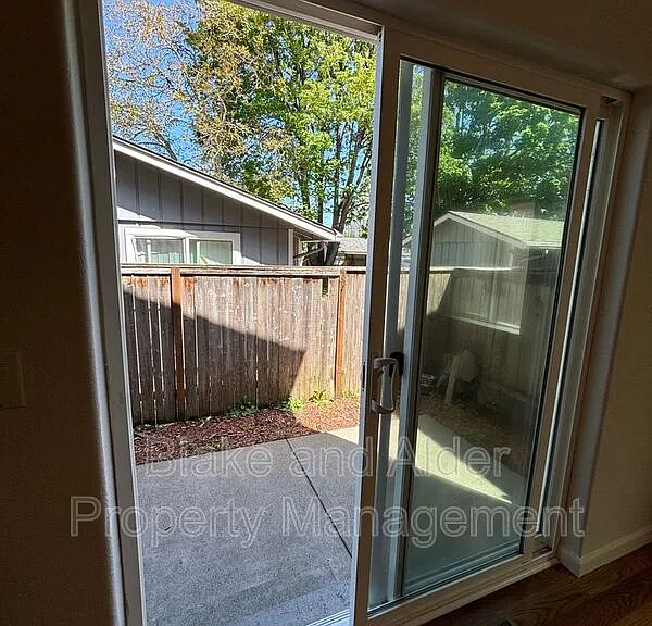 345 Norway St NE — Photo 15