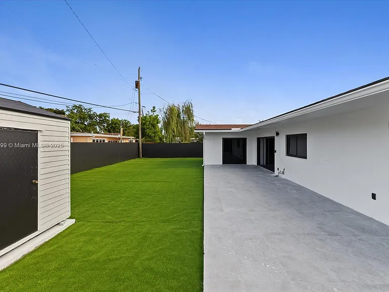 19511 NE 18th Pl — Photo 7