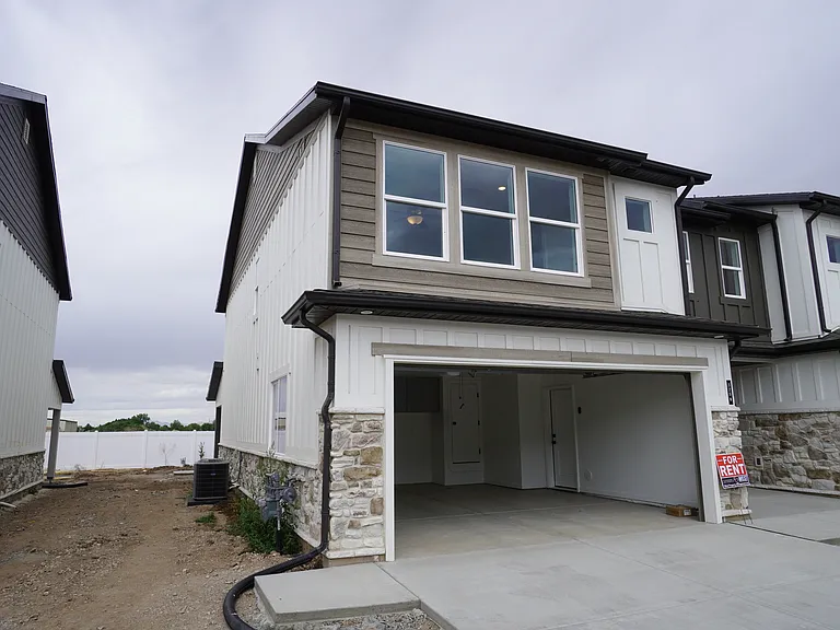 325 N Liberty Ave — Photo 2