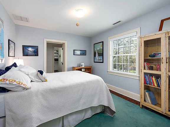 3rd image of 32 Jamestown Rd