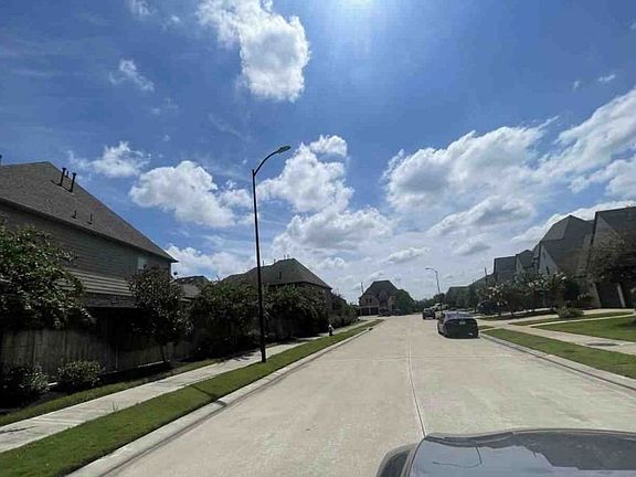 Exterior Neighborhood (street photo)