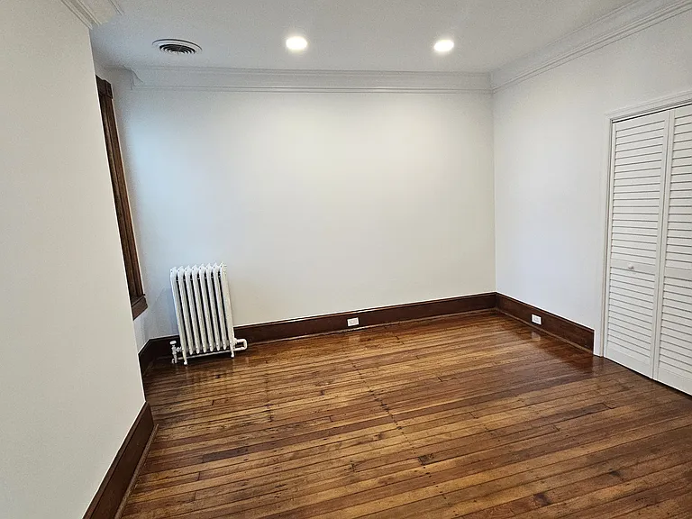 2nd floor: middle bedrook