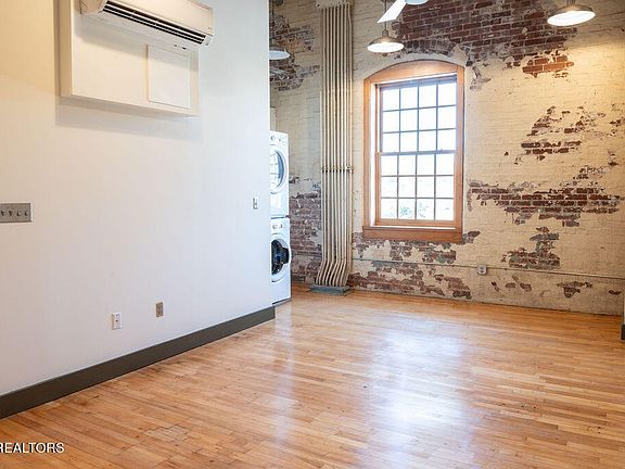 5th image of 222 N Central St #303