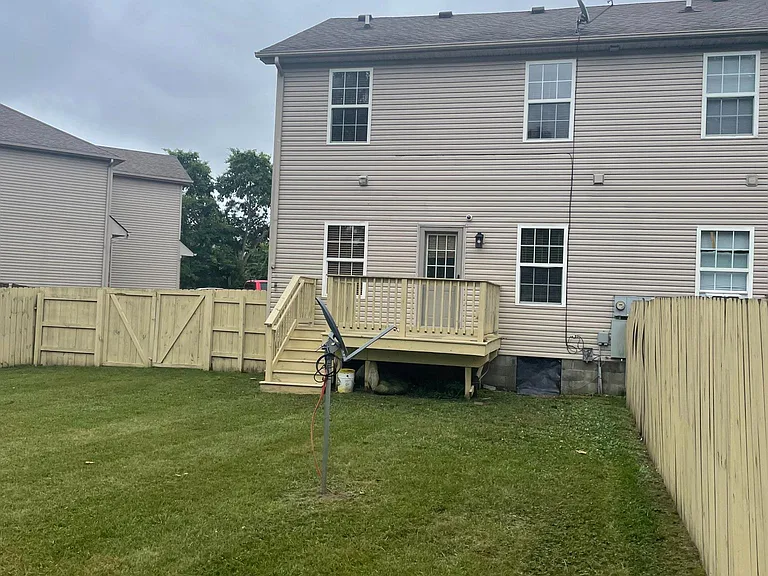 139 Lowell Ct — Photo 2