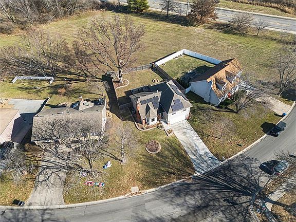 3rd image of 716 NE Thames Dr