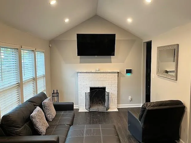 2032 North Ave NW — Photo 7