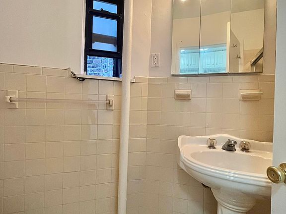 5th image of 333 E 84th St APT 4C