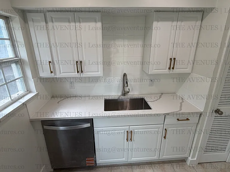 305 N Oak Cliff Blvd — Photo 5