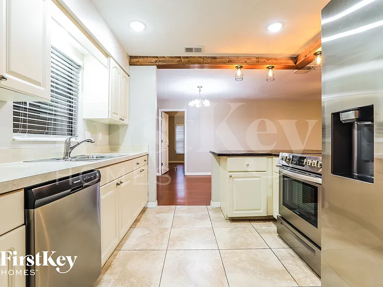 8340 Brandeis Cir W — Photo 8