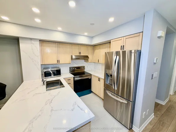 285 Antibes Dr #11, Toronto, ON M2R 3X9