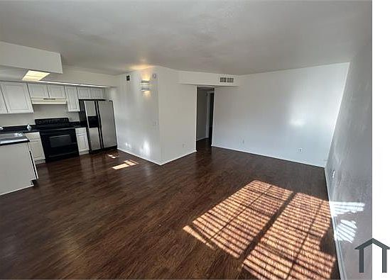5th image of 45 N Phyllis #109