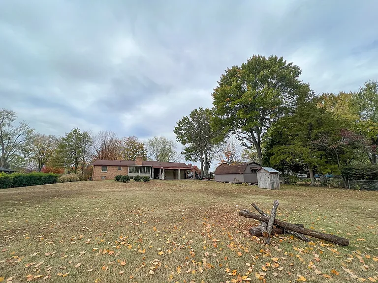 102 Crosby Dr — Photo 31