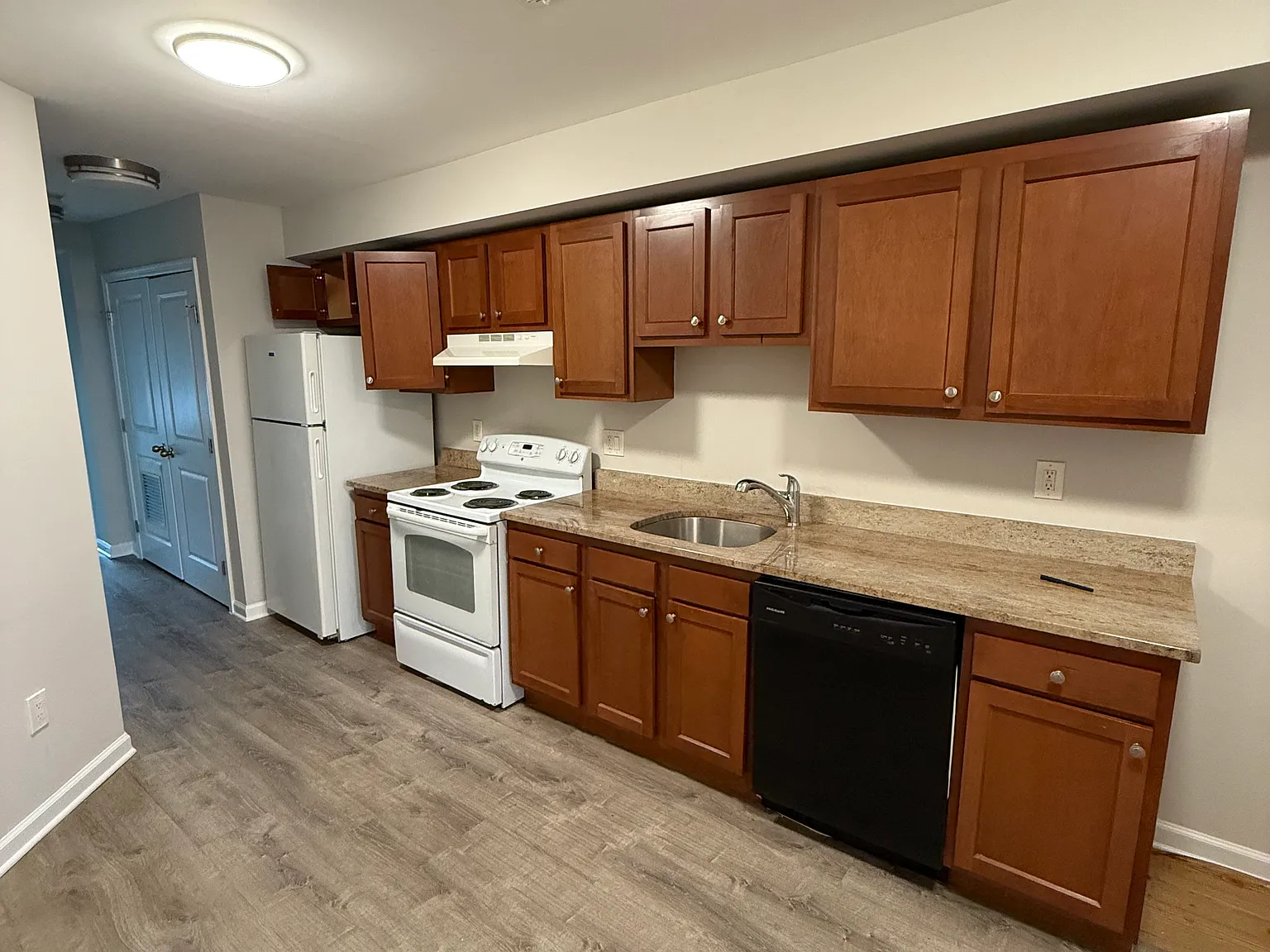 3 bed, 700 sqft, $4,000 — Photo 1