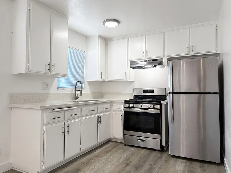 2226 Lewis Ave — Photo 4