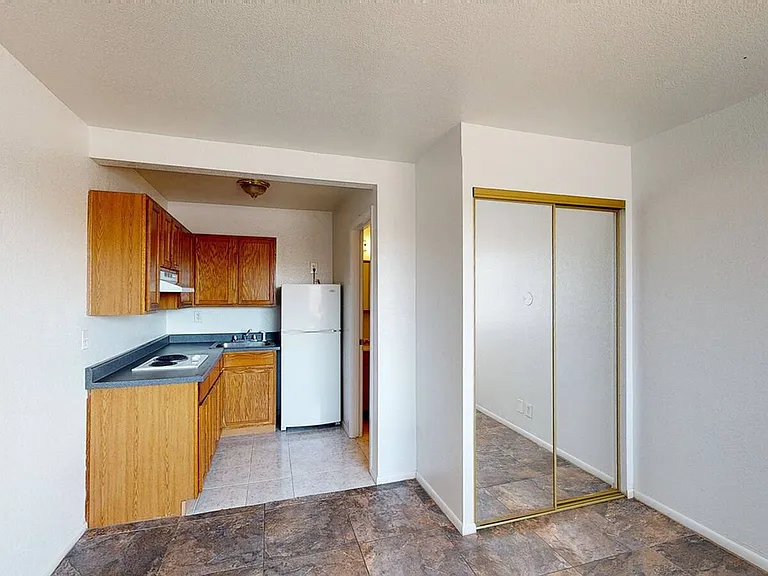 Sunset Sound Studio Apartments — Photo 19