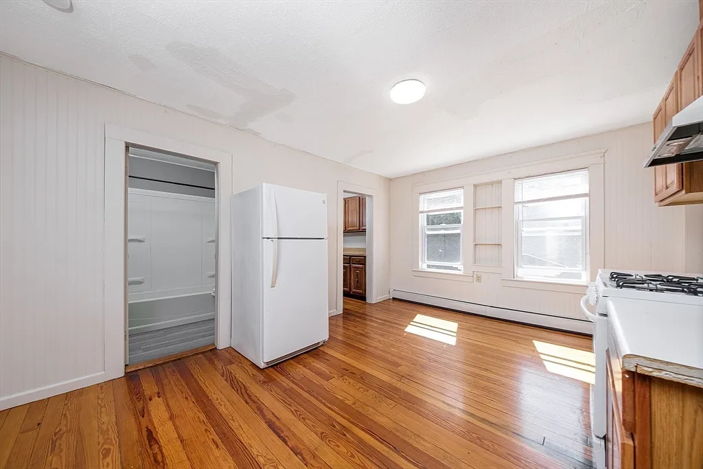3 bed, 1.0 bath, 950 sqft, $2,200 — Photo 4