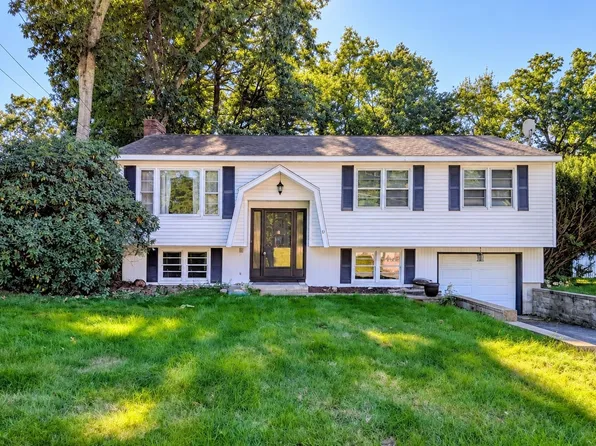8 Radcliffe Drive, Nashua, NH 03062
