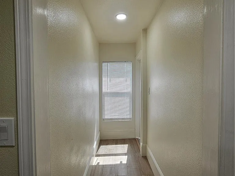 711 S Broadway — Photo 32