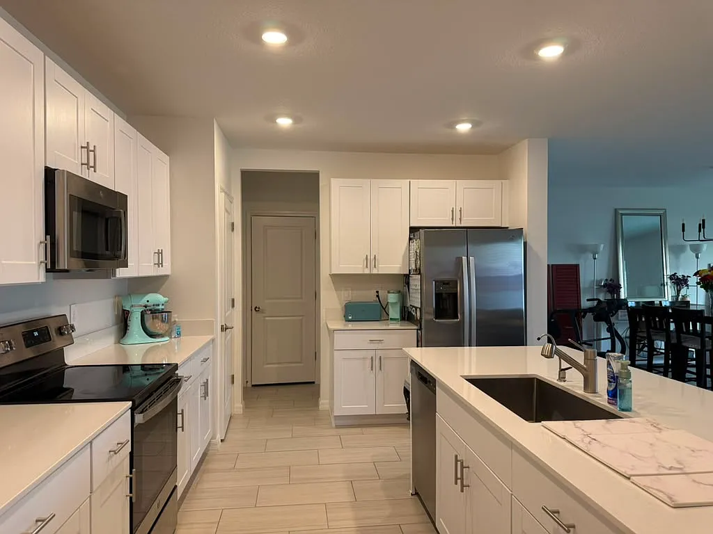 6 bed, 3326 sqft, $3,400 — Photo 2