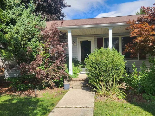 21717 Hawthorn Ct, Macomb, MI 48044