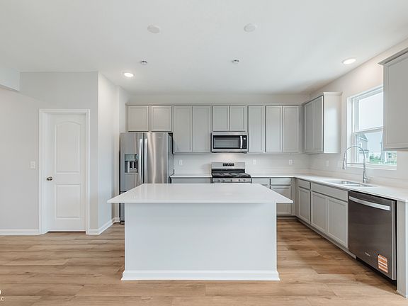 4th image of 3918 Riverstone Dr