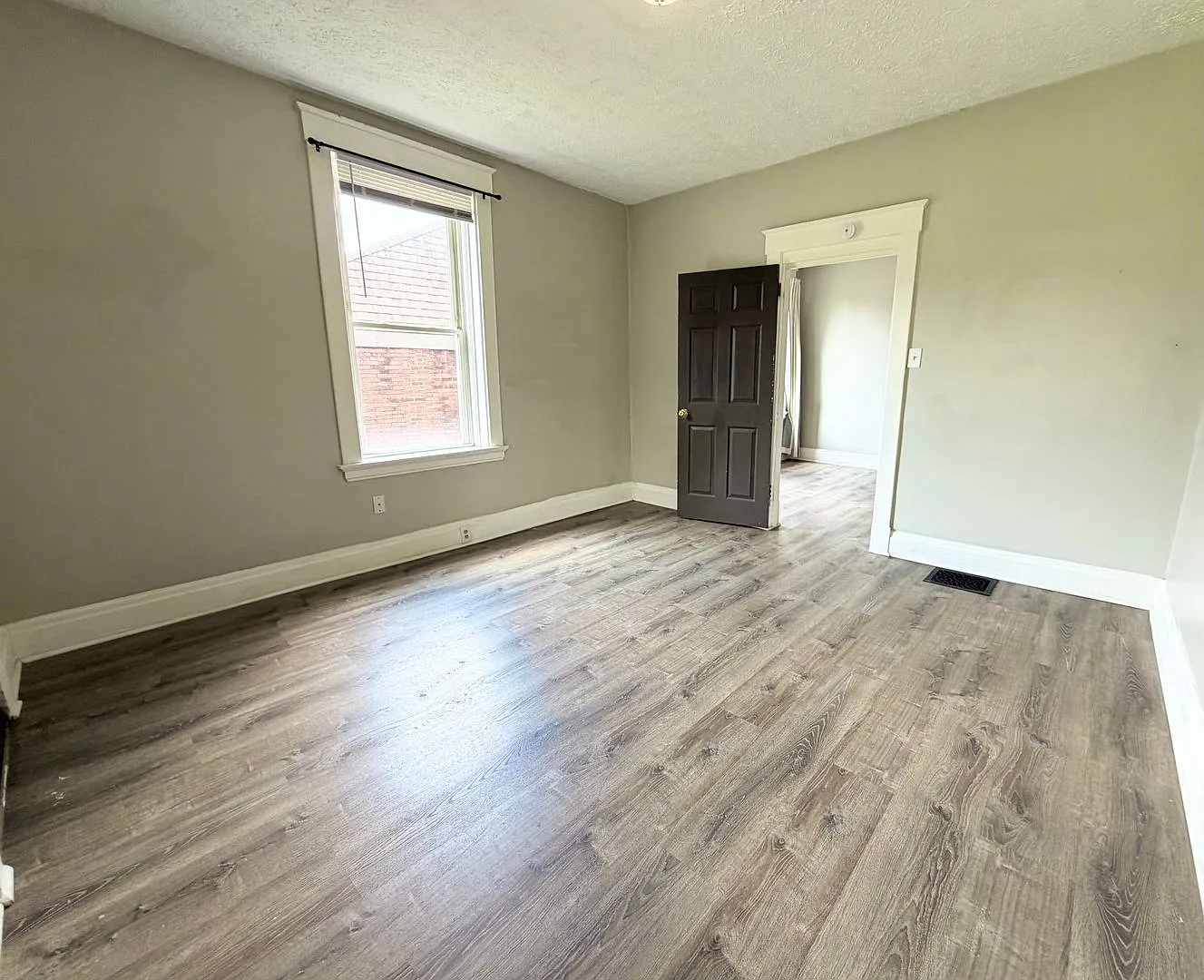 2 bed, 1.0 bath, $1,095 — Photo 2