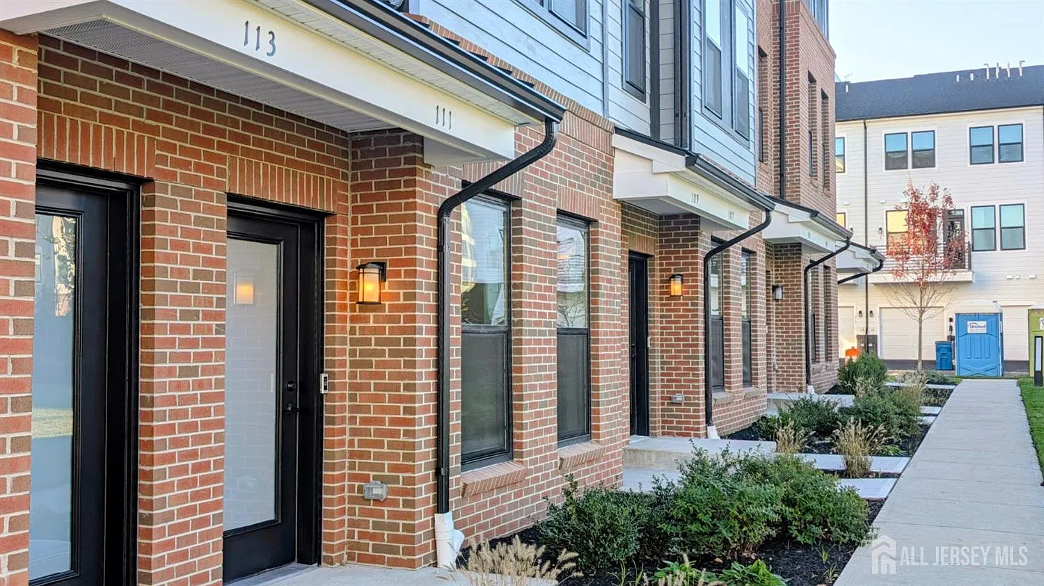 2 bed, 2.0 bath, 1004 sqft, $3,195 — Photo 1