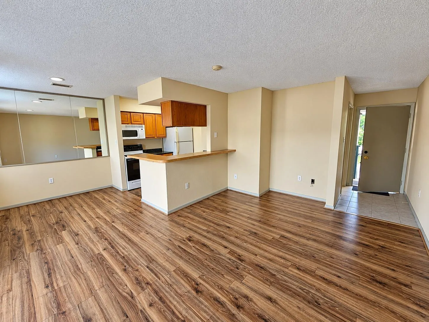 1 bed, 1.0 bath, 722 sqft, $945 — Photo 2