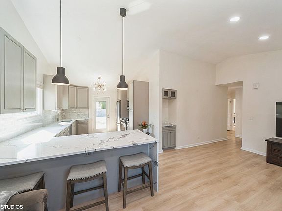 4th image of 301 Alice Ct