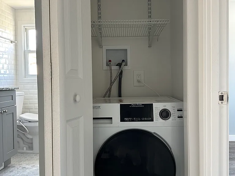 laundry machine/ dryer