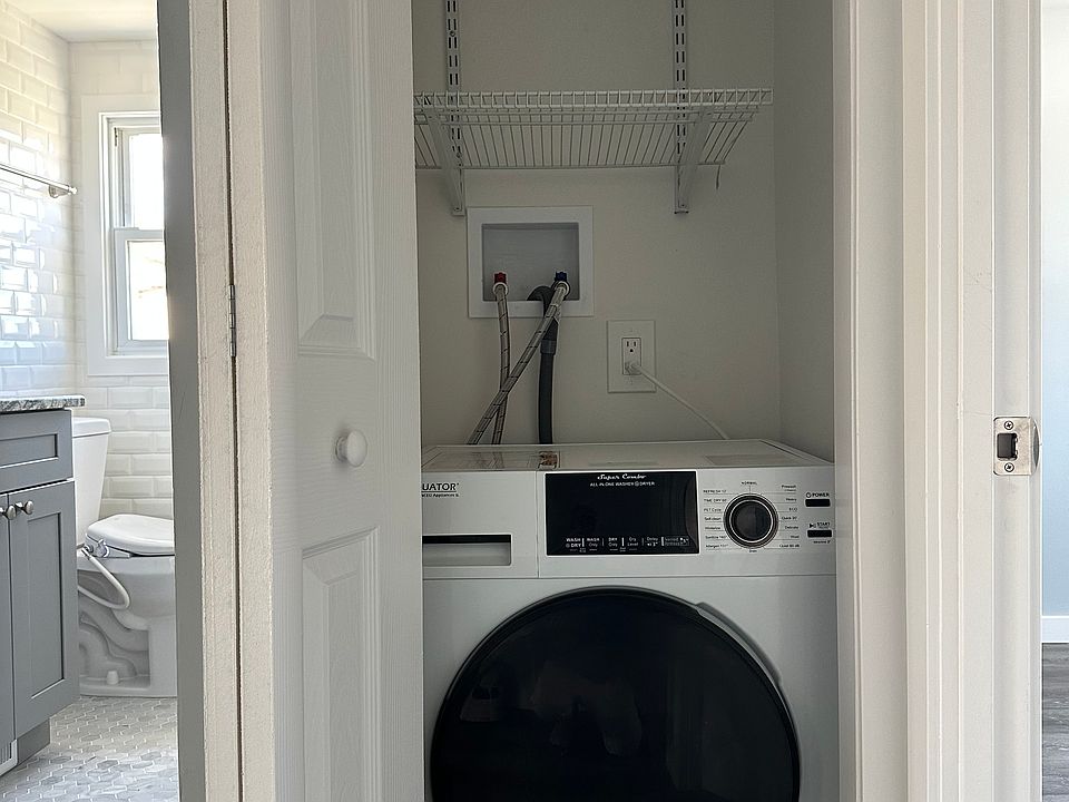 laundry machine/ dryer