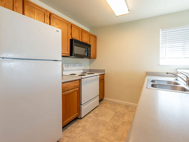 Highline Pointe Apts. — Photo 2